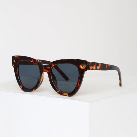 Bold Tortoise Shell Frame Smoke Lens Sunglasses - Picture 3 of 3